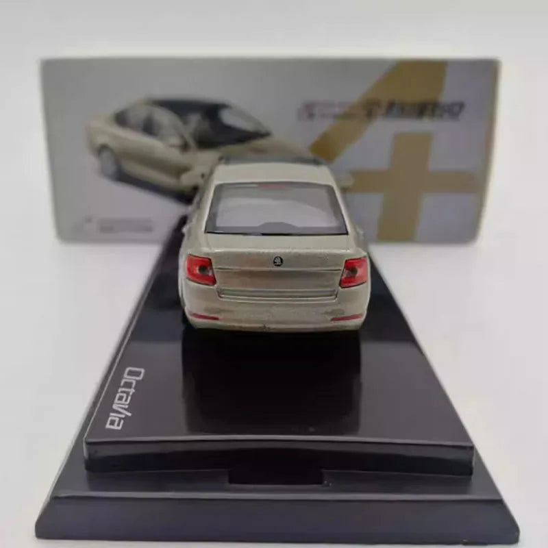 Diecast Alloy 1/64 Skoda Octavi 30th Anniversary Edition Dovanų dėžutės komplektas Automobilio modelio klasika suaugusiems skirtų suvenyrų dovanų statinis ekranas