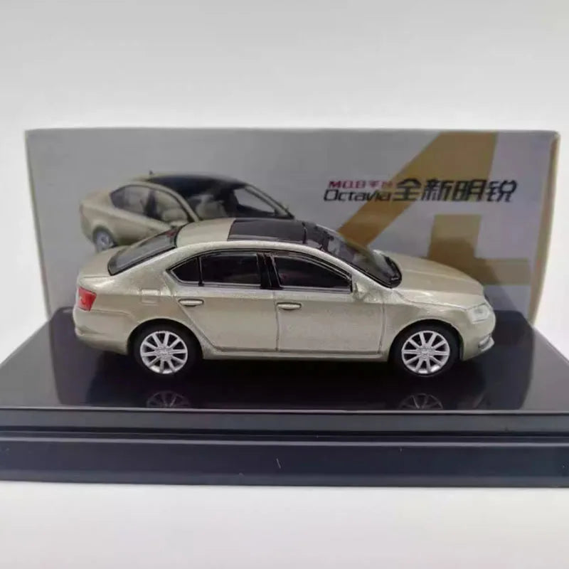 Diecast Alloy 1/64 Skoda Octavi 30th Anniversary Edition Dovanų dėžutės komplektas Automobilio modelio klasika suaugusiems skirtų suvenyrų dovanų statinis ekranas