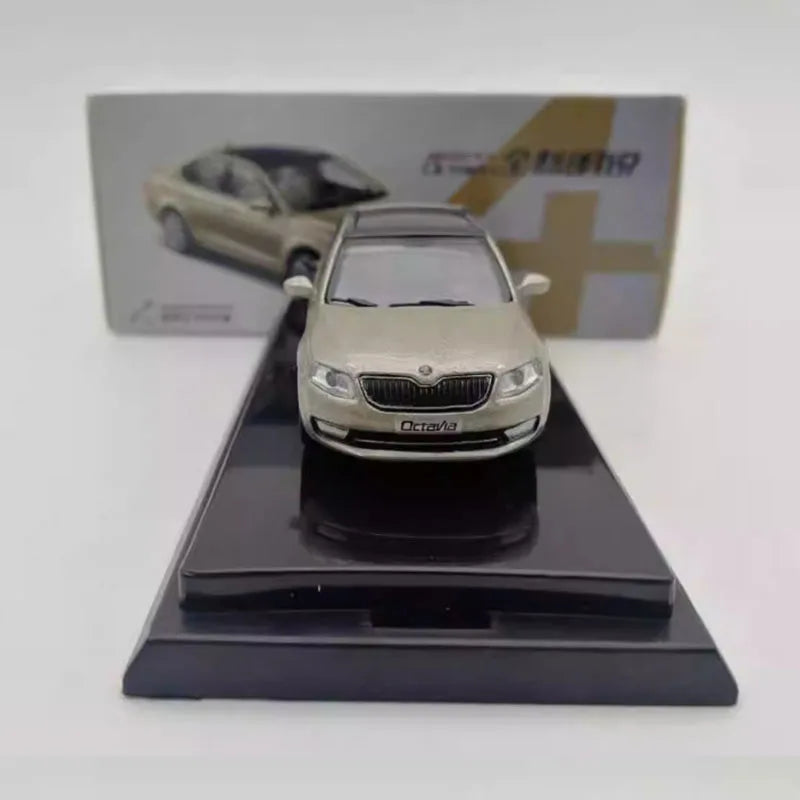 Diecast Alloy 1/64 Skoda Octavi 30th Anniversary Edition Dovanų dėžutės komplektas Automobilio modelio klasika suaugusiems skirtų suvenyrų dovanų statinis ekranas