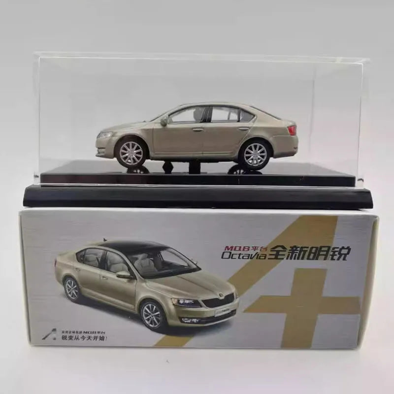 Diecast Alloy 1/64 Skoda Octavi 30th Anniversary Edition Dovanų dėžutės komplektas Automobilio modelio klasika suaugusiems skirtų suvenyrų dovanų statinis ekranas